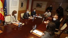 LA CUMBRE DE MEIR�S. La imagen es del pasado mi�rcoles en la Delegaci�n del Gobierno. Fue la primera reuni�n sobre el futuro del pazo, convocada por la vicepresidenta del Gobierno, Carmen Calvo, sentada junto a Feijoo, el conselleiro de Cultura, el alcalde de Sada, la abogada general del Estado y el delegado del Gobierno en Galicia.