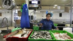Tras una bancada nutrida de buen pescado, Carmen Tarr�o espera la llegada de compradores que apuesten por la calidad de la plaza. 