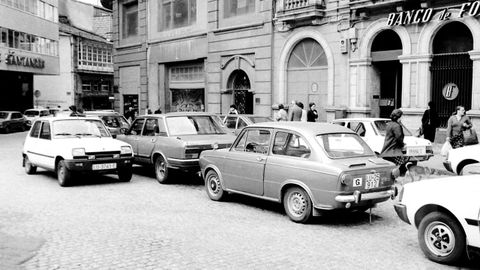 Imagen de Santo Domingo en 1981 con coches aparcados