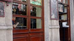 Un hombre toma un caf� en el interior de un bar de Gij�n