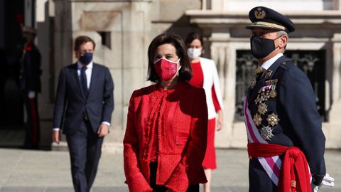 Margarita Robles, ministra de Defensa, acompaada por el JEMAD en el acto oficial del 12 de octubre