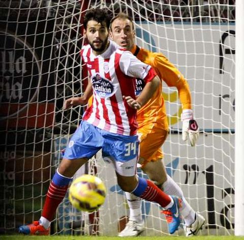 Julio Camba y Jos� Juan, en un lance del encuentro contra el Racing de Santander. 