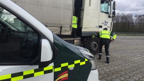 Dos agentes de la Guardia Civil de Trfico de Galicia inspeccionando un camin este mircoles