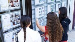 J&oacute;venes en busca de piso, en una inmobiliaria de Santiago