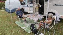 Una pareja en el c�mping Valdovi�o, junto a la autocaravana