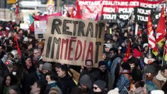 �Retirada inmediata� reza un cartel de los manifestantes que protestaron en Paris contra la reforma de las pensiones