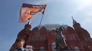 Un seguidor del presidente Putin ondea una bandera con su rostro en el exterior del Kremlin