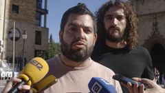 Los dos miembros de la Asamblea Moza d�Asturies (AMA) agredidos durante las fiestas de San Mateo de Oviedo, Rub�n Ros�n (I) y Jorge Fern�ndez (d)