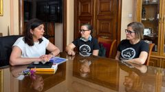 La alcaldesa, Elena Candia, con integrantes de la Plataforma  En Loita 