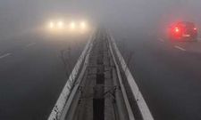 Llevar las luces encendidas es clave para evitar accidentes cuando, por ejemplo, hay niebla.