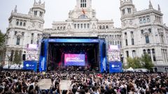 Cientos de personas durante la cuarta edici�n de la Fiesta de la Resurrecci�n, en la Plaza Cibeles de Madrid.