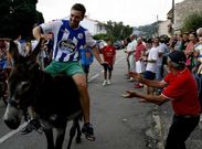 Cientos de personas se concentraron en torno a la carretera principal para seguir la carrera. 