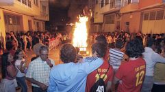 La hoguera de las fiestas del barrio de Os Chaos, en una foto de archivo