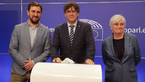 Los pr�fugos de la Justicia Toni Com�n, Carles Puigdemont y Clara Ponsat�, el pasado mes de junio, en la sede del Parlamento Europeo en Bruselas.