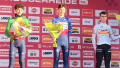 Benjam�n Noval (der.) en el podio