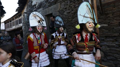 Os felos percorren Maceda.A comitiva co personaxe do entroido visita os pobos do municipio e a Serra de San Mamede