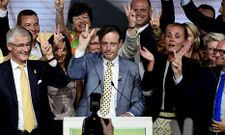 Bart de Wever (en el centro) celebra con su equipo el �xito electoral del separatismo flamenco.