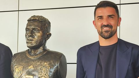David Villa y su nuevo busto en la Federaci�n Asturiana