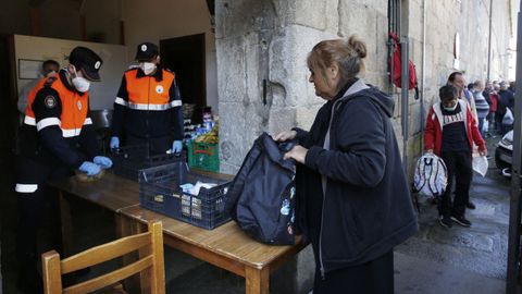 Colas en el comedor de San Francisco, en Pontevedra
