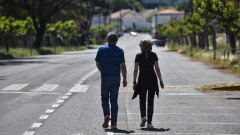 Paseantes en los alrededores de la playa de Mi�o