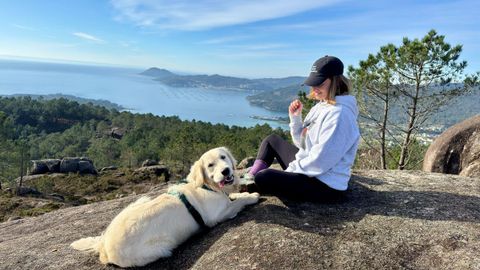 Lucas y su due�a Sara Duarte en Pedra do Cadro, en Esteiro, tras una de sus largas caminatas