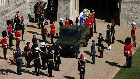 El fretro, que transporta un vehculo diseado por el propio Duque de Edimburgo, est envuelto en el estandarte personal del Duque,  y va cubierto con una corona de flores, su gorro naval y su espada