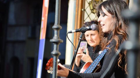 Marisa Valle Roso canta la canci�n contra la violencia de g�nero que ha compuesto en el Ayuntamiento de Oviedo