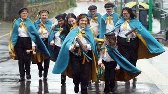 Alfonso, Marina, Carmelita, Nilda, Julia, Carmen, Thiago, Leyre y Andrea, miembros de la rondalla de Parada de Nigr�n.