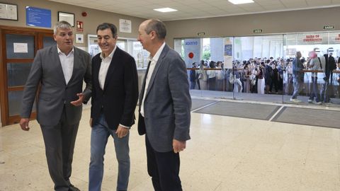 El conselleiro de Educaci�n, Rom�n Rodr�guez (centro), supervis� el inicio de las pruebas en el Polit�cnico de Conxo