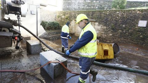 Tareas de limpieza en Viveiro tras la tromba de agua