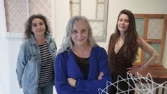 ESPACIO CULTURAL DE RAIZ EN LA CALLE PIO XII, CON FELICIDAD PEREZ (EN EL CENTRO) Y SUS SOCIAS , QUE HA RECONVERTIDO LA TIENDA EN ASOCIACION CULTURAL.