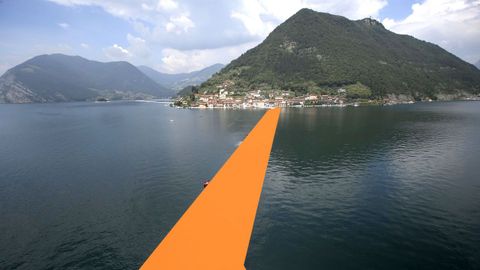 En el 2016, el artista instal diques de colores en el lago Iseo, en Italia