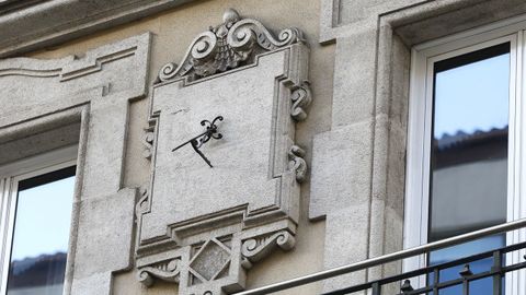 Reloj en una casa de García Barbón realizada por el arquitecto Manuel Gómez Román