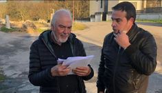 El concejal Jos� Su�rez (a la derecha) junto con Jos� Antonio Land�n, al que se uni� para formar el partido Xuntos Por Barro. 