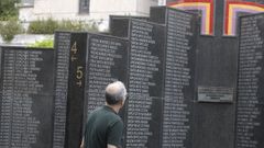 Un hombre observa los nombres de los republicanos represaliados por el franquismo en el panten republicano del Cementerio de El Sucu, en Gijn