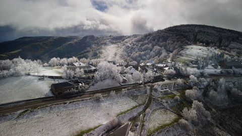 En O Cebreiro ya pudo verse un fino manto blanco debido a los primeros copos de nieve de la temporada.