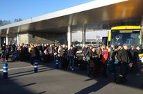 Los pasajeros afectados por el desv�o del avi�n de Madrid, saliendo hacia Santiago en autob�s. 