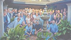 Trabajadores del Grupo Voz despidieron a Jos Antonio Tojo (en el centro, con camiseta blanca, rodeado de dos compaeras) en una comida de homenaje con motivo de su jubilacin
