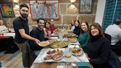 Unos clientes disfrutan del cocido de A Palleira en Ourense
