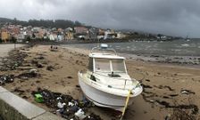 Lancha de la cofrad�a de Corcubi�n que var� en la playa de A Concha de Cee. 