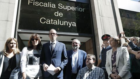 El alcalde de Mollerusa, con un papel en sus manos, acompa�ado de Forcadell y varios dirigentes de PDeCAT. 