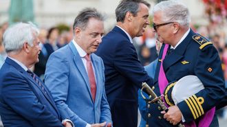 El primer ministro belga, Bart de Weber, segundo por la izquierda, conversa con el príncipe Lorenzo de Bélgica durante la celebración del día nacional 