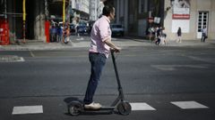 Usuario circulando en patinete por una calle de A Coru�a