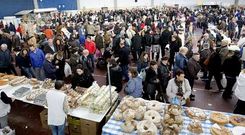 El recinto ferial, en el que se vend�a todo tipo de comida, estuvo abarrotado de gente desde la ma�ana hasta la noche.