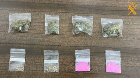 Imagen cedida por la Guardia Civil de Becerre con la droga incautada