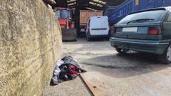 Lugar donde sucedi� la agresi�n en Mi�o. En la imagen a la izquierda, la ropa de uno de los trabajadores heridos.