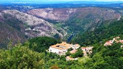 Vista del monasterio de Santo Estevo en el ca��n del Sil