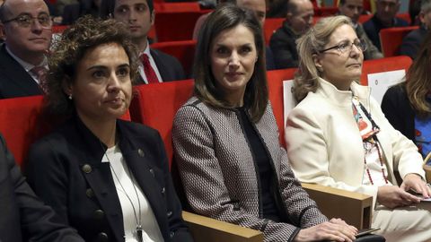 La reina Letizia junto a la ministra de Sanidad. 