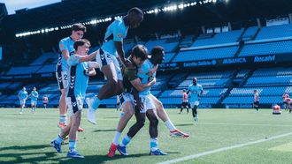 Los jugadores del Fortuna, celebrando el gol del triunfo ante el Bilbao Athletic, anotado por Somuah.