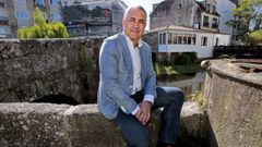 Fernando P�rez Dom�nguez, portavoz municipal del PP de Caldas, en el puente sobre el r�o Berma�a